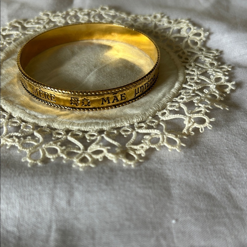 Avon Vintage Gold Tone Engraved “Mom” Bangle Bracelet